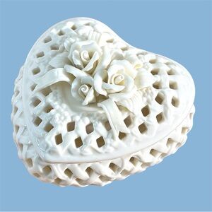 Heart-Shaped Lidded Porcelain Dish